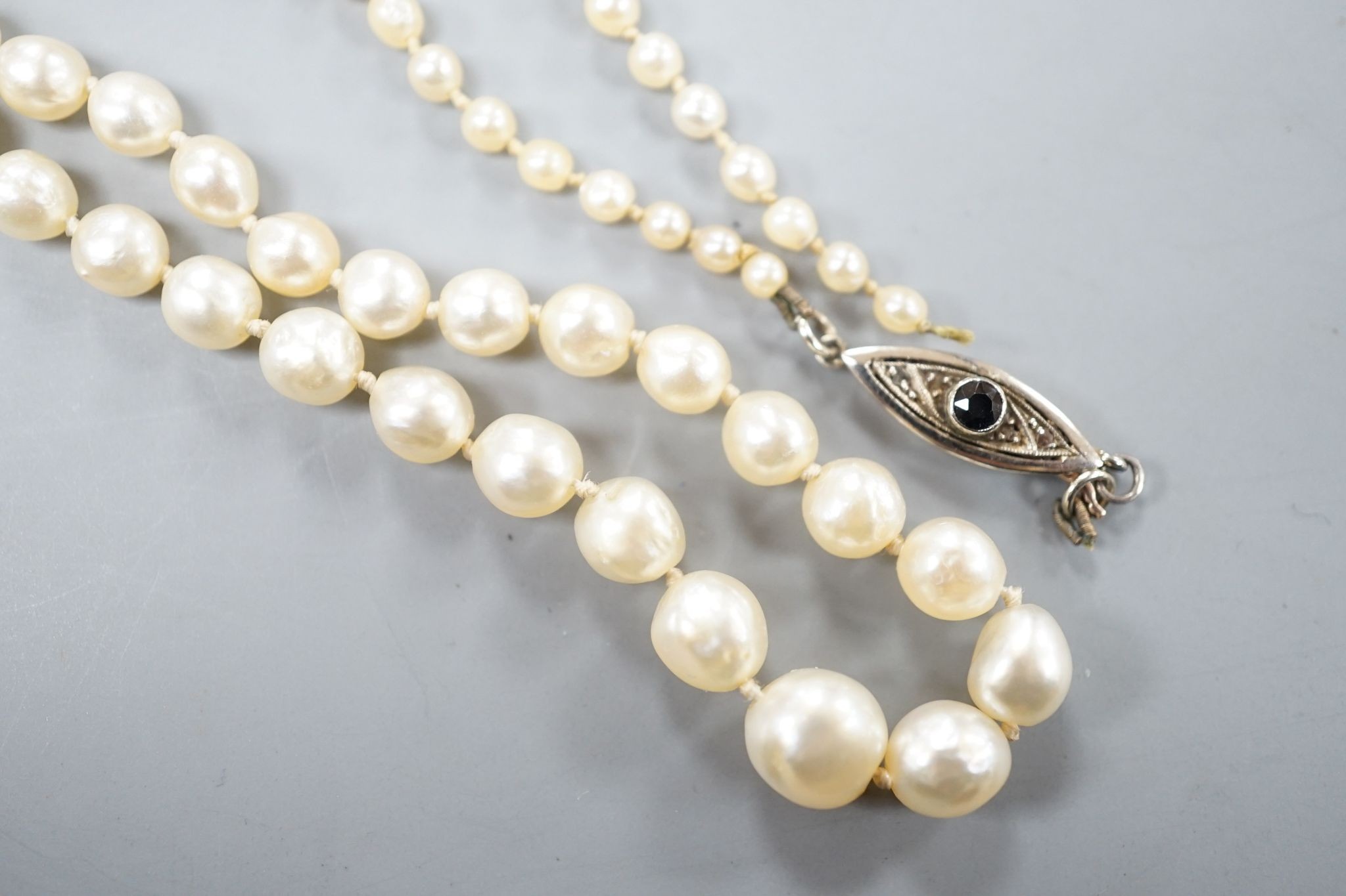 A single strand graduated baroque cultured pearl necklace, 50cm string a.f.